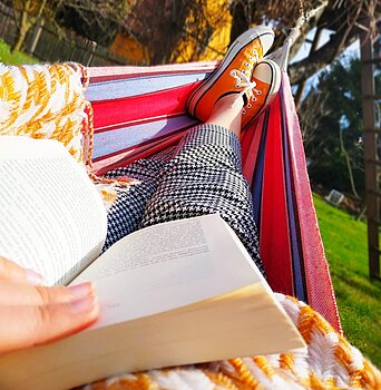 Jugendliche in Hängematte